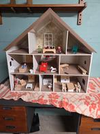 Houten poppenhuis met houten attributen, meubels, Kinderen en Baby's, Speelgoed | Poppenhuizen, Ophalen, Gebruikt, Poppenhuis