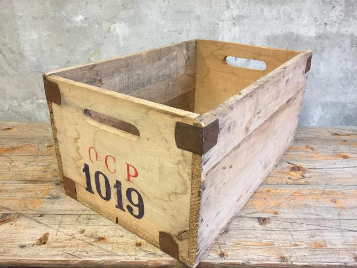 Leuke vintage houten kist met letters cijfers metalen hoeken, Huis en Inrichting, Woonaccessoires | Kisten, Gebruikt, Minder dan 50 cm