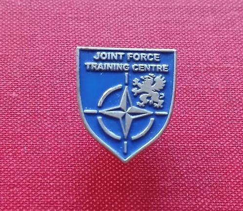 Embleem NATO Joint Force Training Centre (JFTC) – NIEUW, Verzamelen, Militaria | Algemeen, Landmacht, Embleem of Badge, Nederland