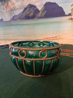 Groen geblazen glazen schaal met patina smeedijzer, Ophalen of Verzenden, Gebruikt, Glas, Minder dan 50 cm