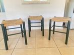 3 vintage groene krukjes met biezen zitting Jaren 70 krukken, Huis en Inrichting, Krukjes, Ophalen, N, N, Hout