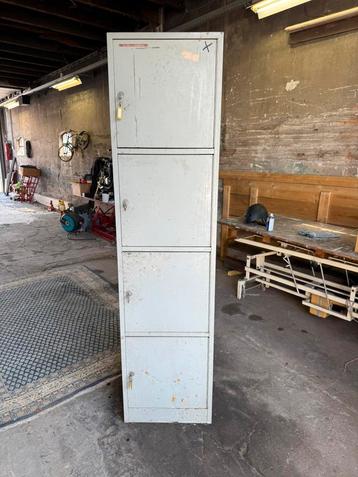 Zeer degelijke lockerkast met werkende sloten beschikbaar voor biedingen