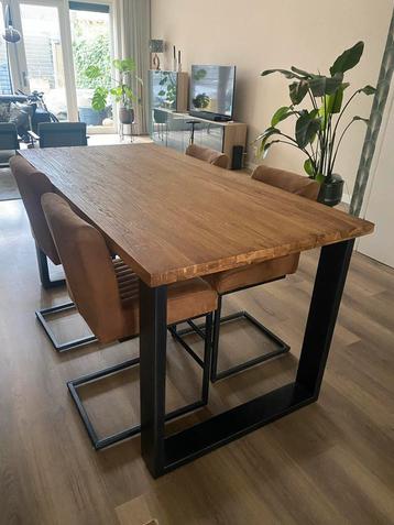 Hoge Eettafel + Stoelen + Krukken beschikbaar voor biedingen