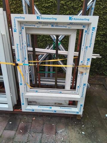 Kunststof kozijn met draaikiep raam 97 cm br x 138 cm hoog  beschikbaar voor biedingen