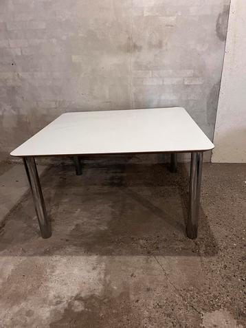 Jan des  Bouvrie, Pastoe, Desq tafel  beschikbaar voor biedingen