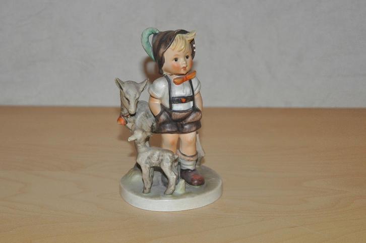 Genummerd Hummeltje herder met twee geitjes - nr 200/1, Verzamelen, Beelden en Beeldjes, Zo goed als nieuw, Hummel, Ophalen of Verzenden