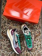 Nike Sacai vaporwaffle villain red neptune green 43, Kleding | Heren, Schoenen, Overige kleuren, Nike, Nieuw, Ophalen of Verzenden