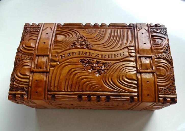 Vintage gesneden houten souvenier kistje: banden en gespen, Antiek en Kunst, Curiosa en Brocante, Ophalen of Verzenden