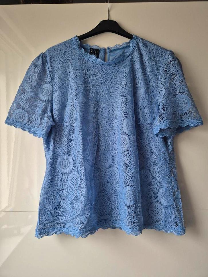 Pieces kanten top - Maat M - Zo goed als nieuw!, Kleding | Dames, Tops, Zo goed als nieuw, Maat 38/40 (M), Blauw, Korte mouw, Ophalen of Verzenden