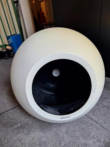 Zelfreinigende designer kattenbak van Circle! beschikbaar voor biedingen