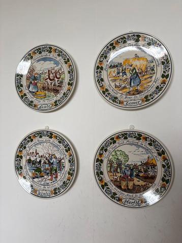 Vintage Wandborden met Seizoenen beschikbaar voor biedingen