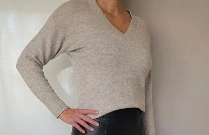 Mooie V hals trui
XS/S Beige, Kleding | Dames, Truien en Vesten, Zo goed als nieuw, Maat 34 (XS) of kleiner, Beige, Ophalen of Verzenden