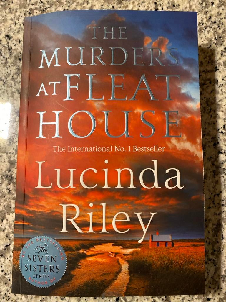 The Murders at Fleat House - Lucinda Riley (Engels), Boeken, Thrillers, Ophalen of Verzenden, Gelezen, Europa overig