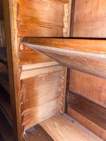 Grote houten boekenkast beschikbaar voor biedingen