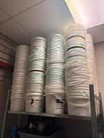 Stapel witte emmers zonder deksels, Ophalen