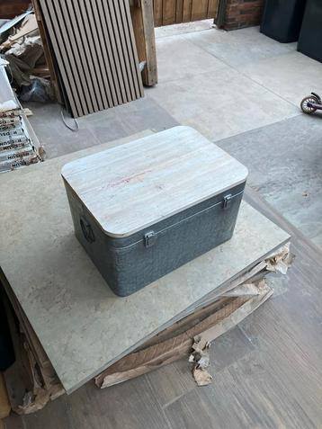 IJzeren Kist met Houten Deksel beschikbaar voor biedingen