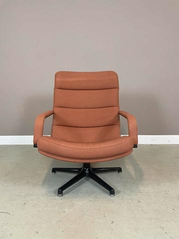 Artifort F141 swivel chair om opnieuw te bekleden beschikbaar voor biedingen