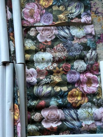 Bloemenbehang met donkere achtergrond beschikbaar voor biedingen