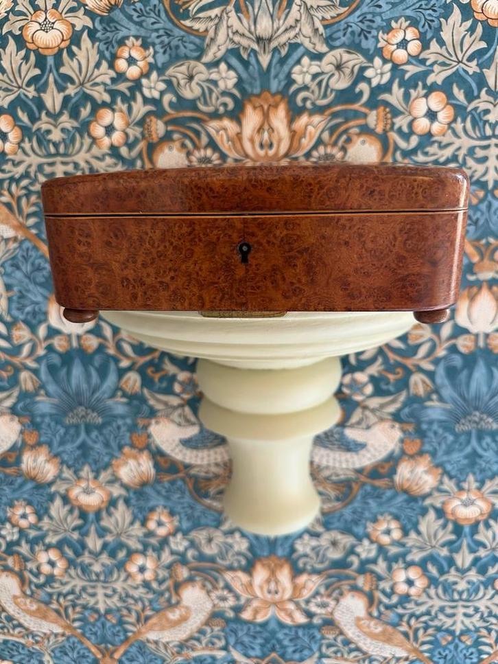 Antiek wortelnotenhout houten kistje muziekdoos pootjes, Antiek en Kunst, Antiek | Woonaccessoires, Ophalen of Verzenden