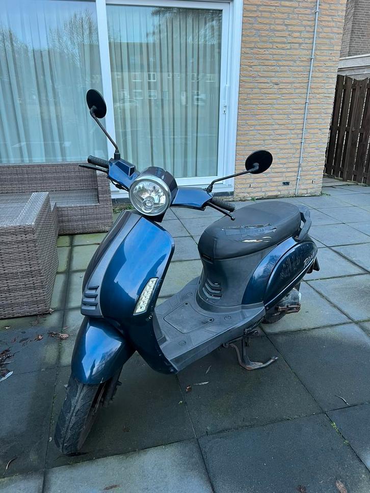 Riva scooter, Fietsen en Brommers, Snorfietsen en Snorscooters, Zo goed als nieuw, SYM, Benzine, Ophalen of Verzenden