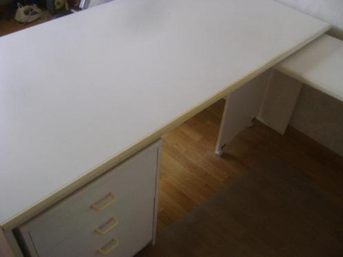 wit bureau in hoekvorm met wieltjes, Huis en Inrichting, Bureaus, Gebruikt, Ophalen