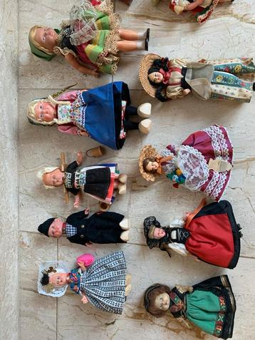 Collectie Vintage Poppen in Klederdracht beschikbaar voor biedingen