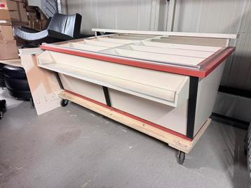 Platen bar voor LP’s en of Singles, op wielen beschikbaar voor biedingen
