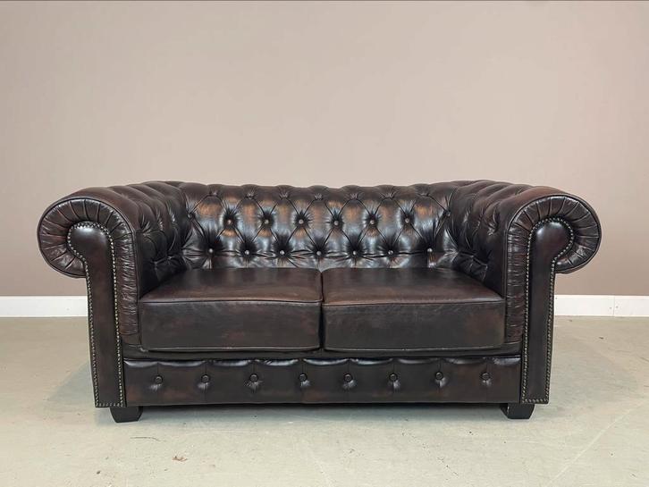 Originele Engelse Chesterfield 2 zits bank zo goed als nieuw, Huis en Inrichting, Banken | Sofa's en Chaises Longues, Zo goed als nieuw