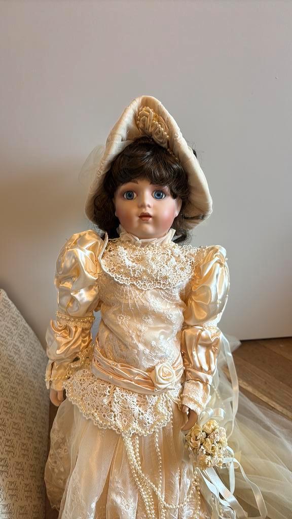 Franklin Heirloom Doll – Golden Bride porseleinen pop, Verzamelen, Poppen, Zo goed als nieuw, Pop, Ophalen of Verzenden