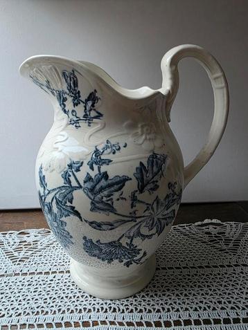 Grote blauw gebloemde kan  beschikbaar voor biedingen