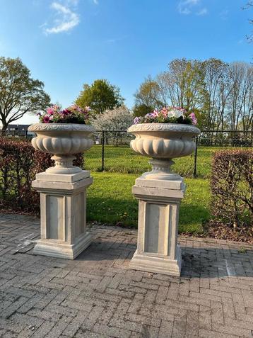 Sierlijke griekse betonnen plantenbakken op betonnen sokkels beschikbaar voor biedingen