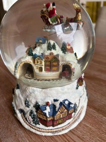 mooie kerstbol met rijdend treintje en vliegende kerstman beschikbaar voor biedingen