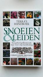 Christopher Brickell - Terra's handboek snoeien & leiden, Bloemen, Planten en Bomen, Ophalen of Verzenden, Zo goed als nieuw, Christopher Brickell