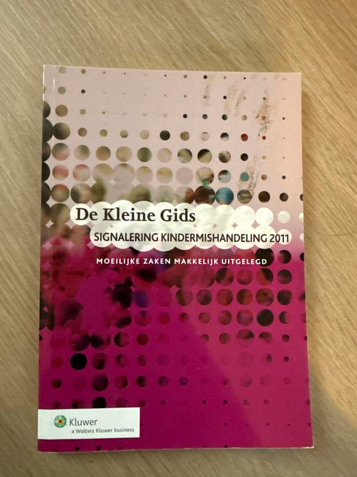 De Kleine Gids Signalering Kindermishandeling 2011, Boeken, Studieboeken en Cursussen, Zo goed als nieuw, Niet van toepassing