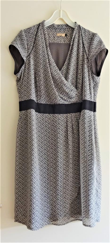 Nieuw: mooie Dressire jurk stipjes grijs roze zwart wit 44, Kleding | Dames, Jurken, Nieuw, Maat 42/44 (L), Grijs, Knielengte