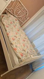 Mooi metalen bed Ikea met matras 140x200, Huis en Inrichting, Slaapkamer | Bedden, Ophalen, Eenpersoons, Wit, 140 cm