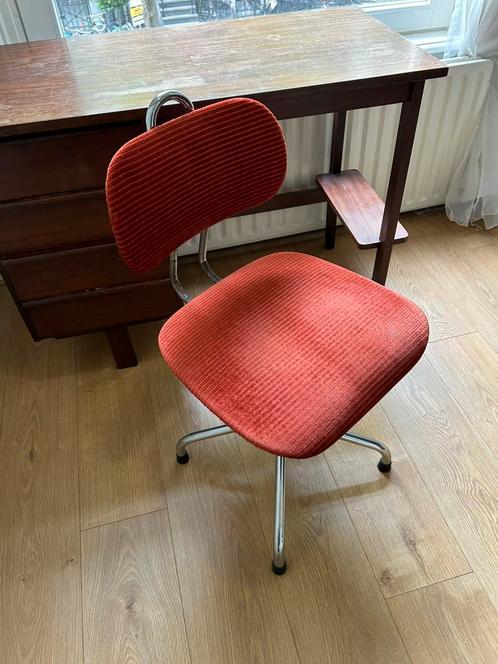 Red corduroy desk chair with chrome legs, Huis en Inrichting, Bureaustoelen, Gebruikt, Bureaustoel, Rood, Ophalen