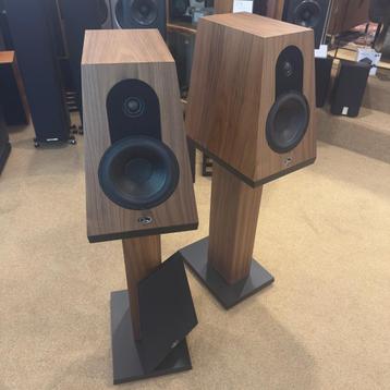 QLN Prestige 1 luidsprekers met stands, bijna nieuw beschikbaar voor biedingen
