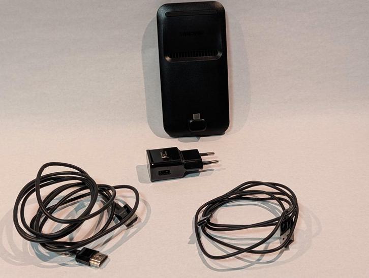 Samsung DeX Pad dockingstation voor mobiel apparaat, Telecommunicatie, Mobiele telefoons | Toebehoren en Onderdelen, Zo goed als nieuw