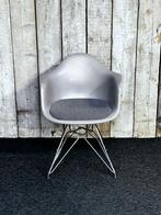 Vitra Eames DAR stoel lichtgrijs met vast zitkussen, Huis en Inrichting, Stoelen, Grijs, Vier, Gebruikt, Ophalen of Verzenden