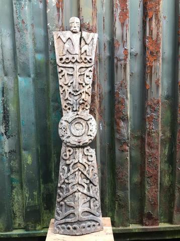 Oud houtsnijwerk wandpaneel schild uit Java Indonesie  beschikbaar voor biedingen
