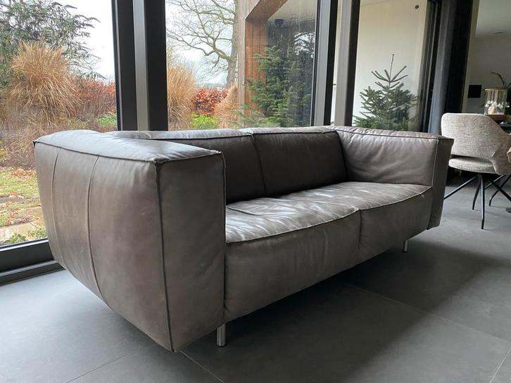 Lederen 2,5-zits bank. Grijs Topform, design. In nette staat, Huis en Inrichting, Banken | Bankstellen, Zo goed als nieuw, Rechte bank