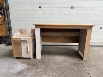Sloophoutlook bureau met Bijhorend kastje beschikbaar voor biedingen