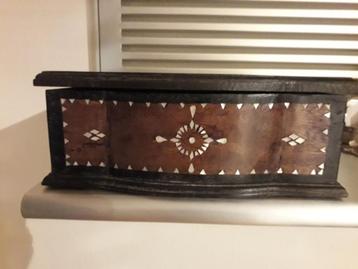 PRACHTIGE VINTAGE HOUTEN KIST INGELEGD met PARELMOER 20 E  beschikbaar voor biedingen