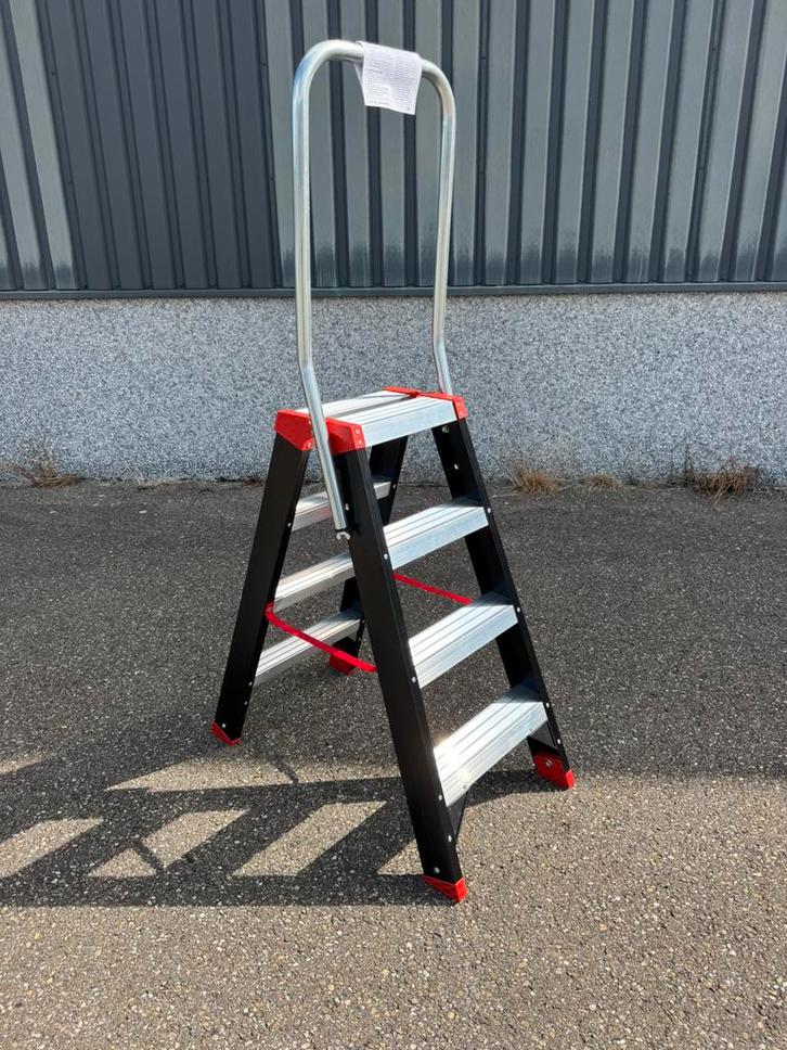 Trap 4 treden dubbel oploopbaar met steunbeugel NIEUW, Doe-het-zelf en Verbouw, Ladders en Trappen, Nieuw, Trap, 2 tot 4 meter