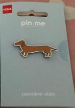 Gevraagd: HEMA Pin Me Hondje Teckeltje Speldje. 🐾, Verzamelen, Speldjes, Pins en Buttons, Ophalen of Verzenden, Zo goed als nieuw