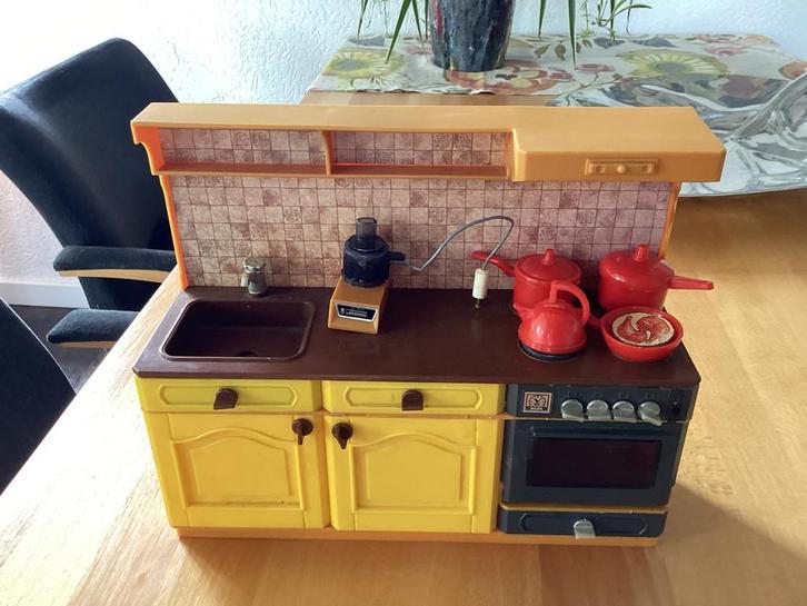 Fleur Barbie vintage keukentje , kledingkast en kapsalon., Verzamelen, Poppenhuizen en Toebehoren, Gebruikt, Poppenhuis, Ophalen of Verzenden