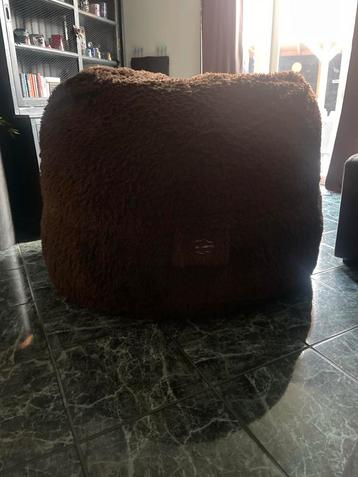 Grote, zachte merk “Banabag” poef beschikbaar voor biedingen