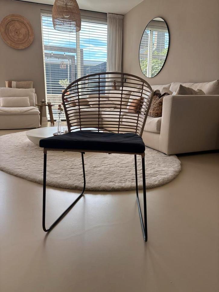 2x Eetkamerstoelen Riet/Stof fluweel Zwart, Huis en Inrichting, Stoelen, Zo goed als nieuw, Twee, Riet of Rotan, Zwart, Ophalen