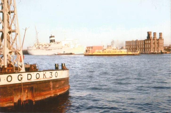 Foto NDSM Droogdok 30 KNMI pont passagiersboot ca 1975, Verzamelen, Scheepvaart, Nieuw, Kaart, Foto of Prent, Verzenden